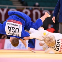 Britain\'s Christoph Skelley competes with USA\'s Ben Goodrich in the men\'s under-100 kg gold medal judo match. | AFP-JIJI