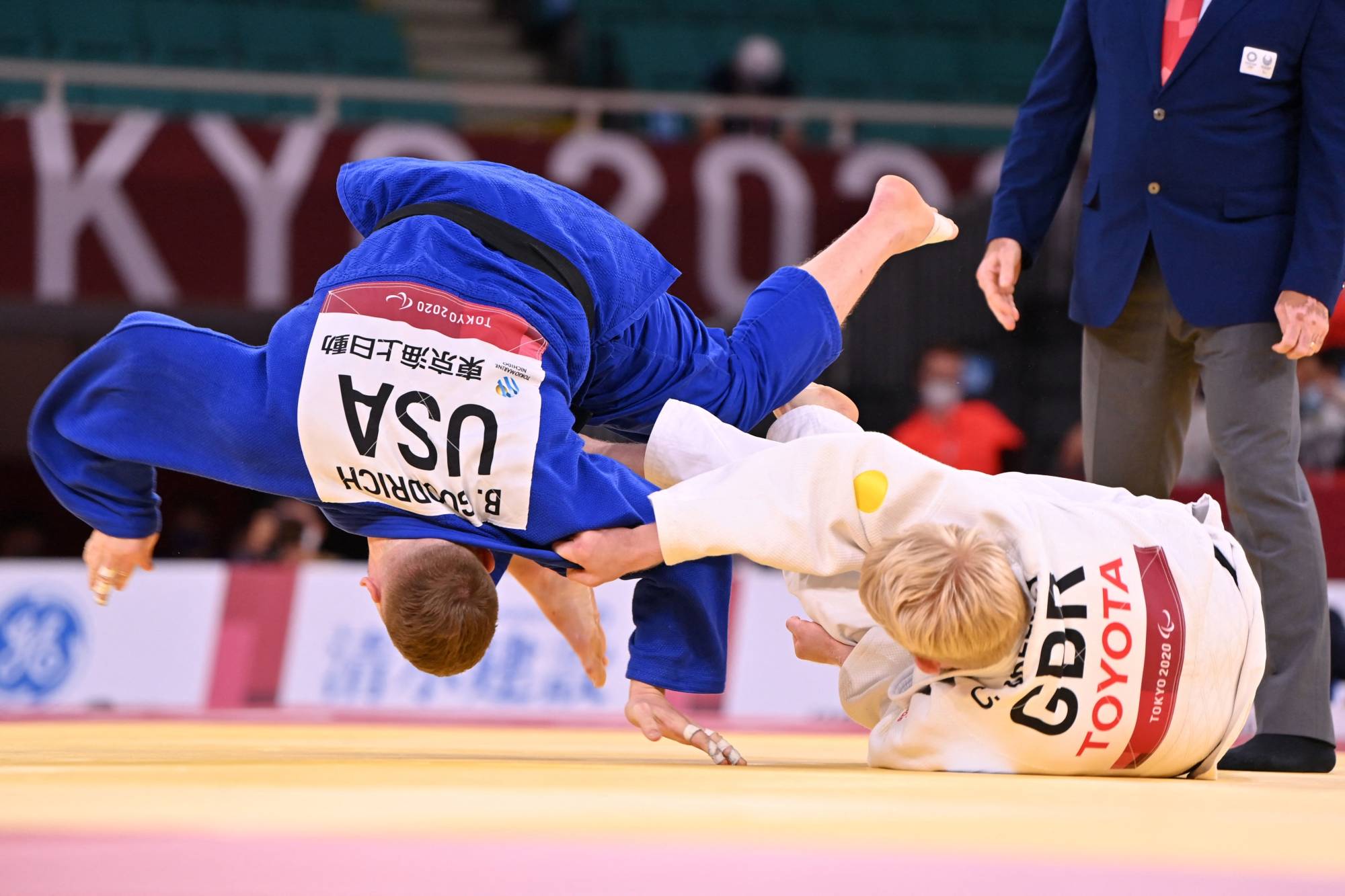Britain's Christoph Skelley competes with USA's Ben Goodrich in the men's under-100 kg gold medal judo match. | AFP-JIJI