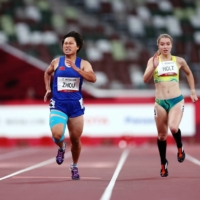 China\'s Xia Zhou maintains her lead ahead of Australia\'s Isis Holt in the women\'s T35 200-meter final.  | REUTERS