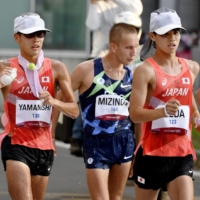 Koki Ikeda (right) and Toshikazu Yamanishi (left) of Japan compete in the men\'s 20-kilometer race walk at the Tokyo Olympics on Aug. 5 in Sapporo. | KYODO