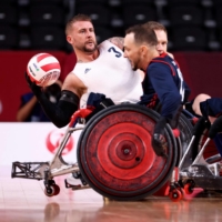 Britain\'s Stuart Robinson, a veteran who was wounded in Afghanistan, passes the ball in the wheelchair rugby gold medal match against the U.S. at Yoyogi National Stadium in Tokyo on Sunday.  | AFP-JIJI