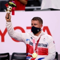 Stuart Robinson poses on the podium during the medal ceremony on Sunday.  | AFP-JIJI