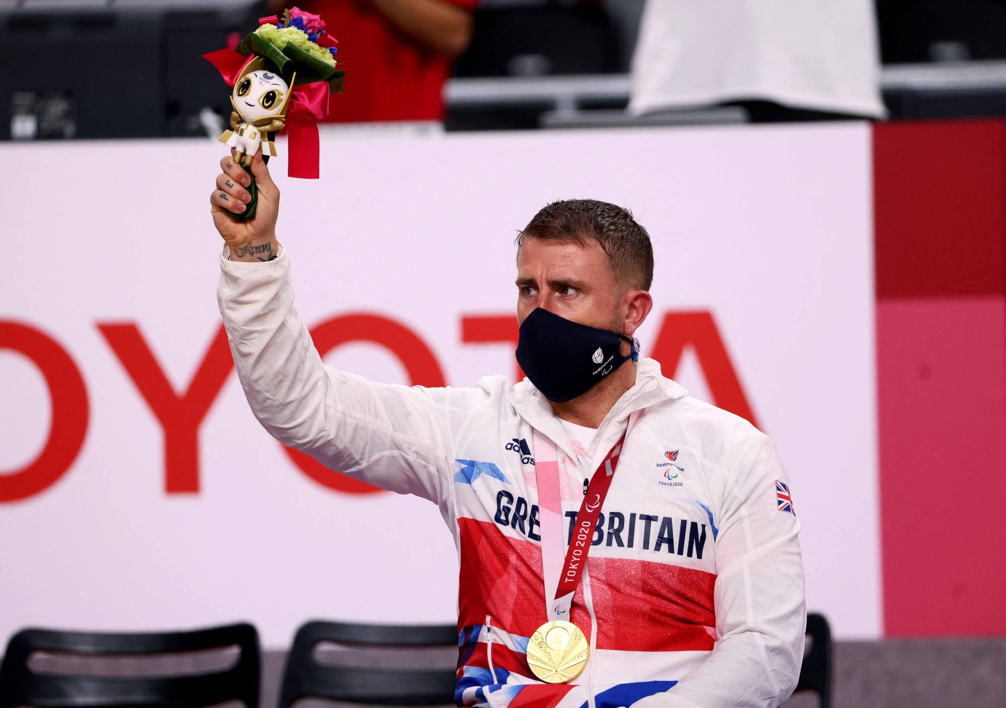 Stuart Robinson poses on the podium during the medal ceremony on Sunday.  | AFP-Jiji