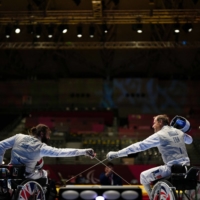 Great Britain\'s Dimitri Coutya (left) greets France\'s Romain Noble during the semi-final wheelchair fencing match of men\'s foil team. | AFP-JIJI