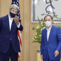 U.S. climate envoy John Kerry and Prime Minister Yoshihide Suga meet in Tokyo on Tuesday. | KYODO
