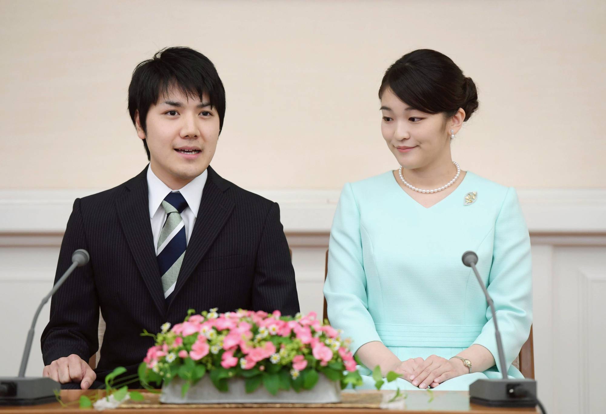 Kei Komuro (left) speaks at a news conference in Tokyo along with Princess Mako in September 2017 after they were unofficially engaged. | KYODO
