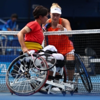 De Groot shakes hands with Ohtani after their quarterfinal match Tuesday. | REUTERS