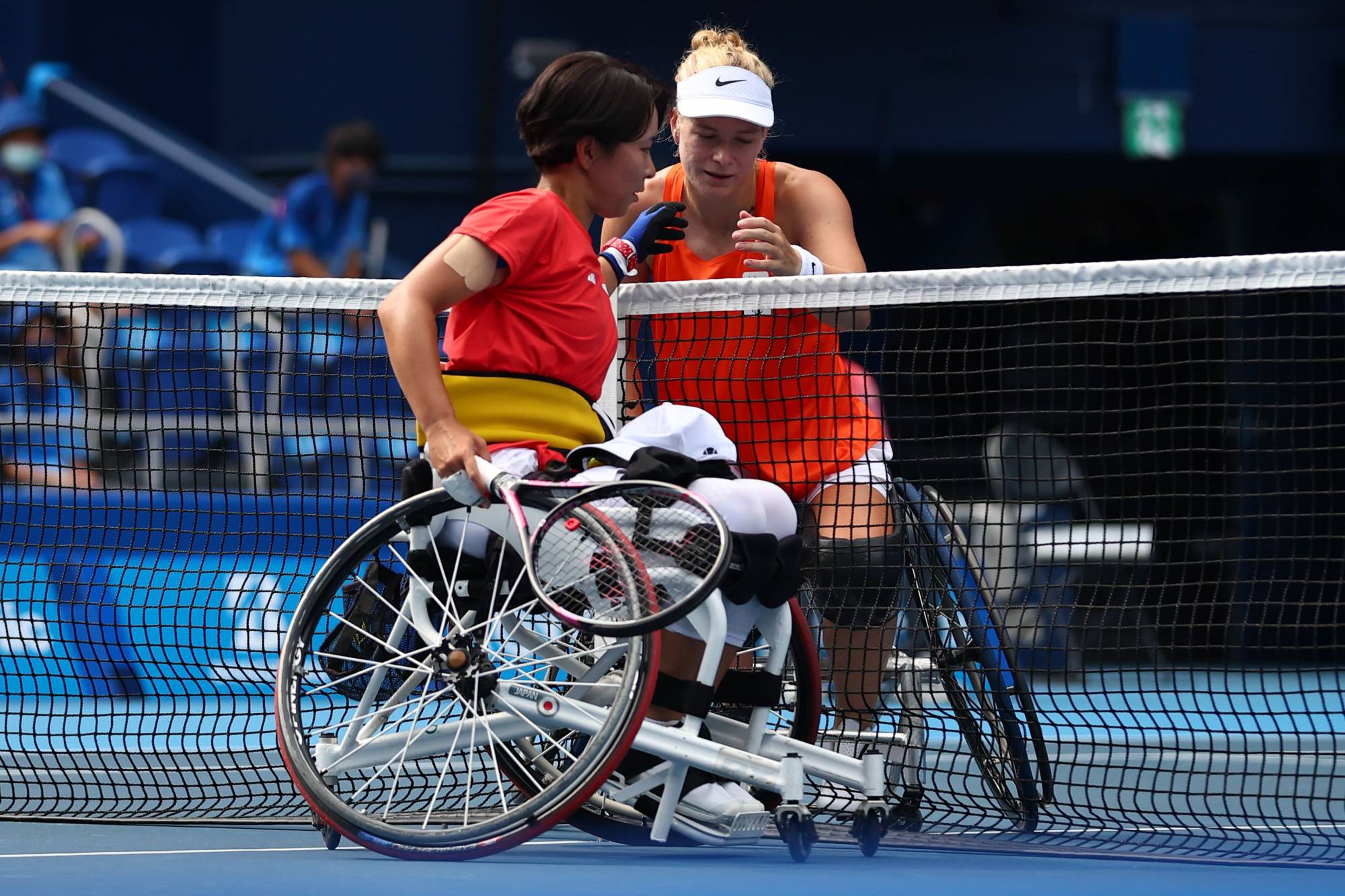 De Groot shakes hands with Ohtani after their quarterfinal match Tuesday. | REUTERS