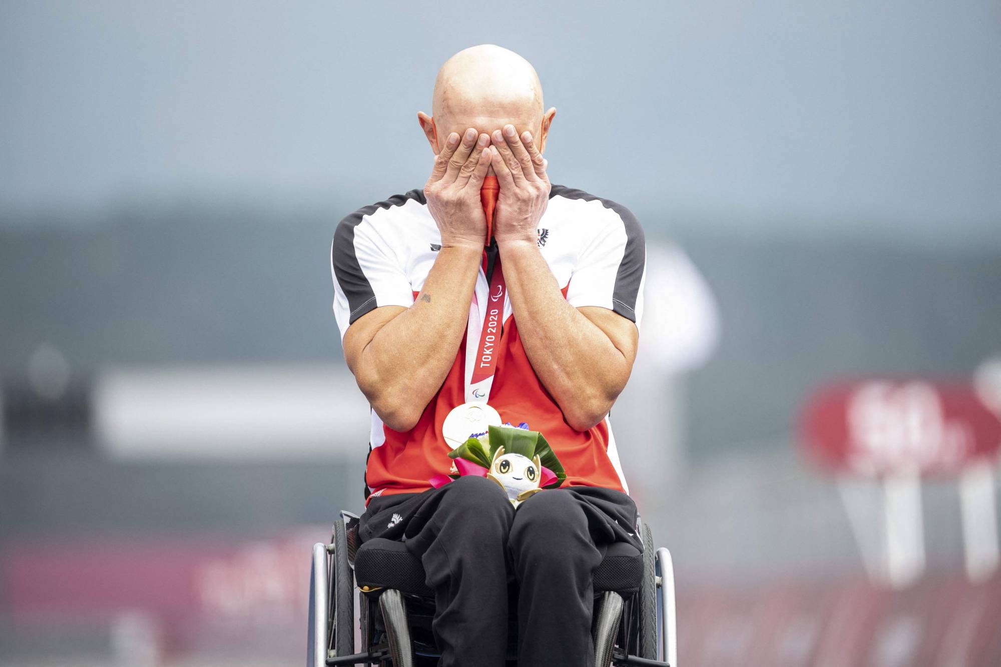 Gold medalist Austria's Walter Ablinger reacts on the podium after competing in the men's cycling road individual H3 time trial | AFP-JIJI