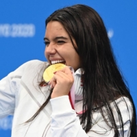 Anastasia Pagonis celebrates with her gold medal during the medal ceremony for the women\'s SB11 400-meter freestyle on Aug. 26. | AFP-JIJI