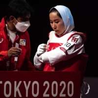 Afghanistan\'s Zakia Khudadadi prepares to compete against Uzbekistan\'s Ziyodakhon Isakova n their women\'s taekwondo bout on Thursday.  | AFP-JIJI