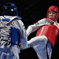 Afghanistan\'s Zakia Khudadadi (right) kicks Uzbekistan\'s Ziyodakhon Isakova during their bout on Thursday.  | AFP-JIJI