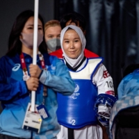 Afghanistan\'s Zakia Khudadadi (center) prepares to compete in the women\'s taekwondo K44 -49kg repechage quarter-final against Ukraine\'s Viktoriia Marchuk. | AFP-JIJI