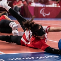 Turkey\'s Fatma Gul Guler blocks a ball during the women\'s goalball final against the U.S. on Friday.  | AFP-JIJI