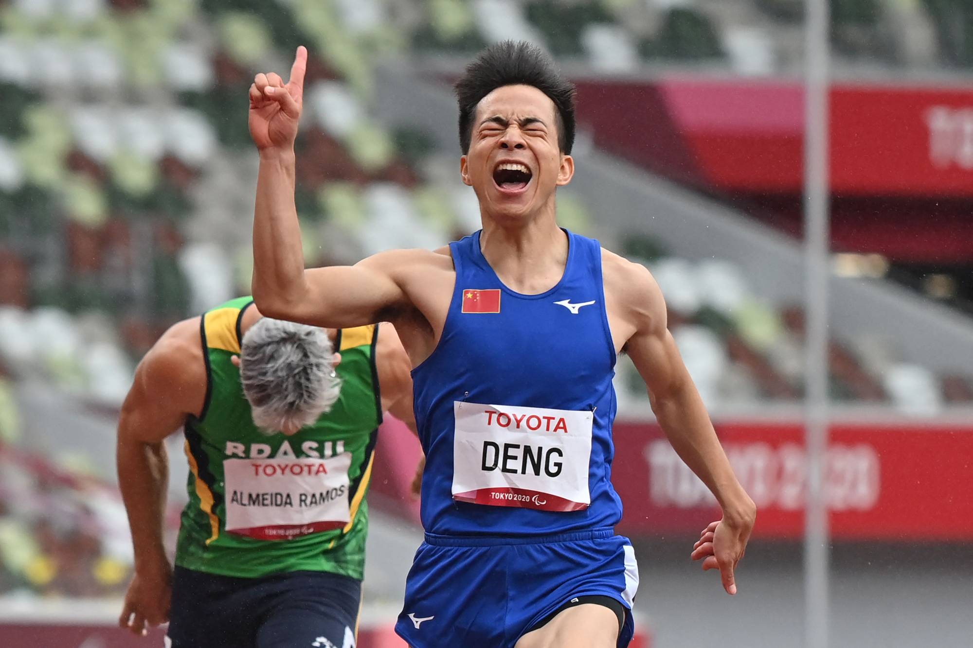 China's Deng Peicheng celebrates winning gold in the men's T36 100 meters. | AFP-JIJI