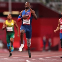 Costa Rica\'s Sherman Isidro Guity Guity crosses the finish line to take gold in the men\'s T64 200 meters. | REUTERS