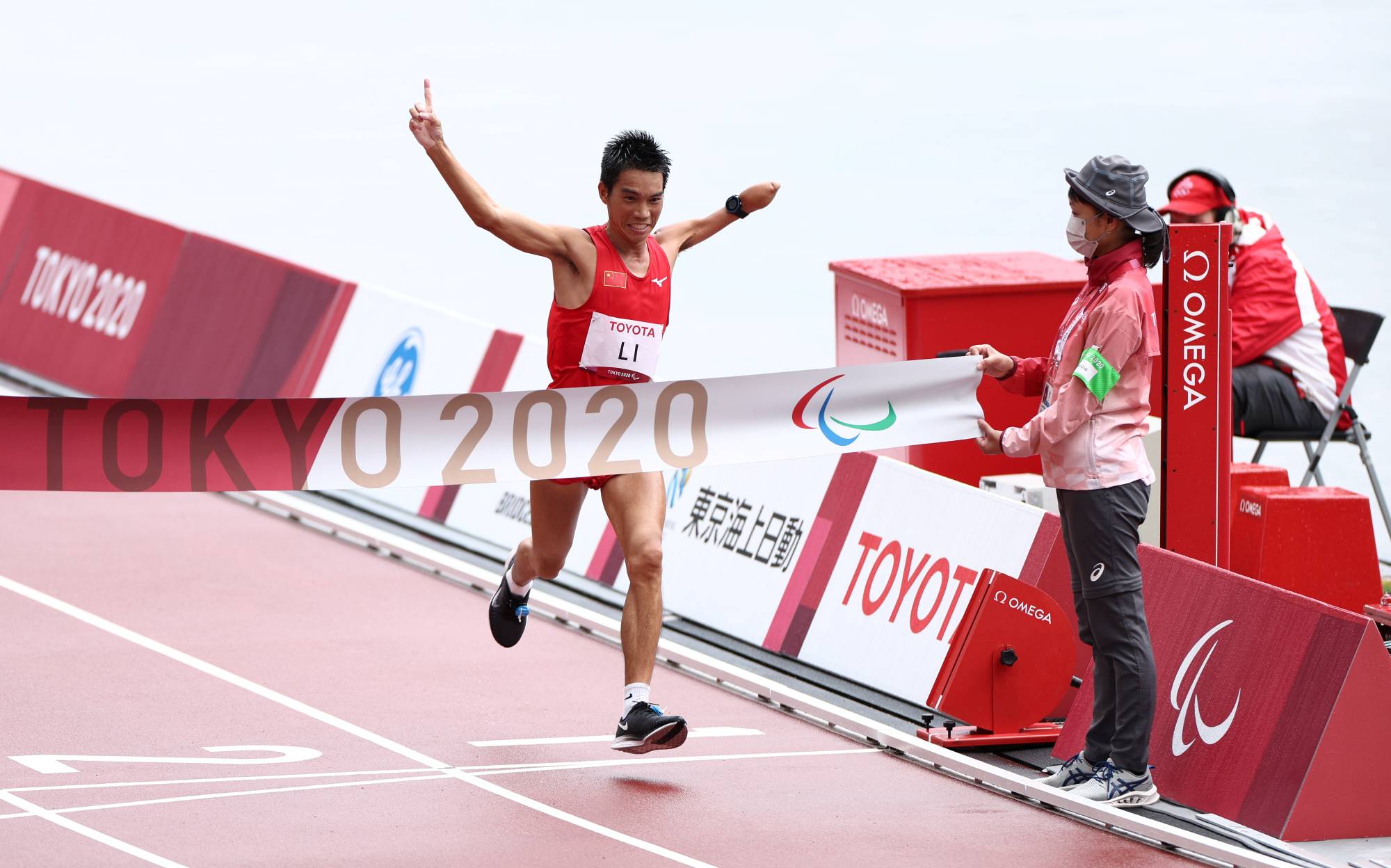 China's Chaoyan Li crosses the finish line to win gold and set a new Paralympic record in T46 men's marathon. | REUTERS