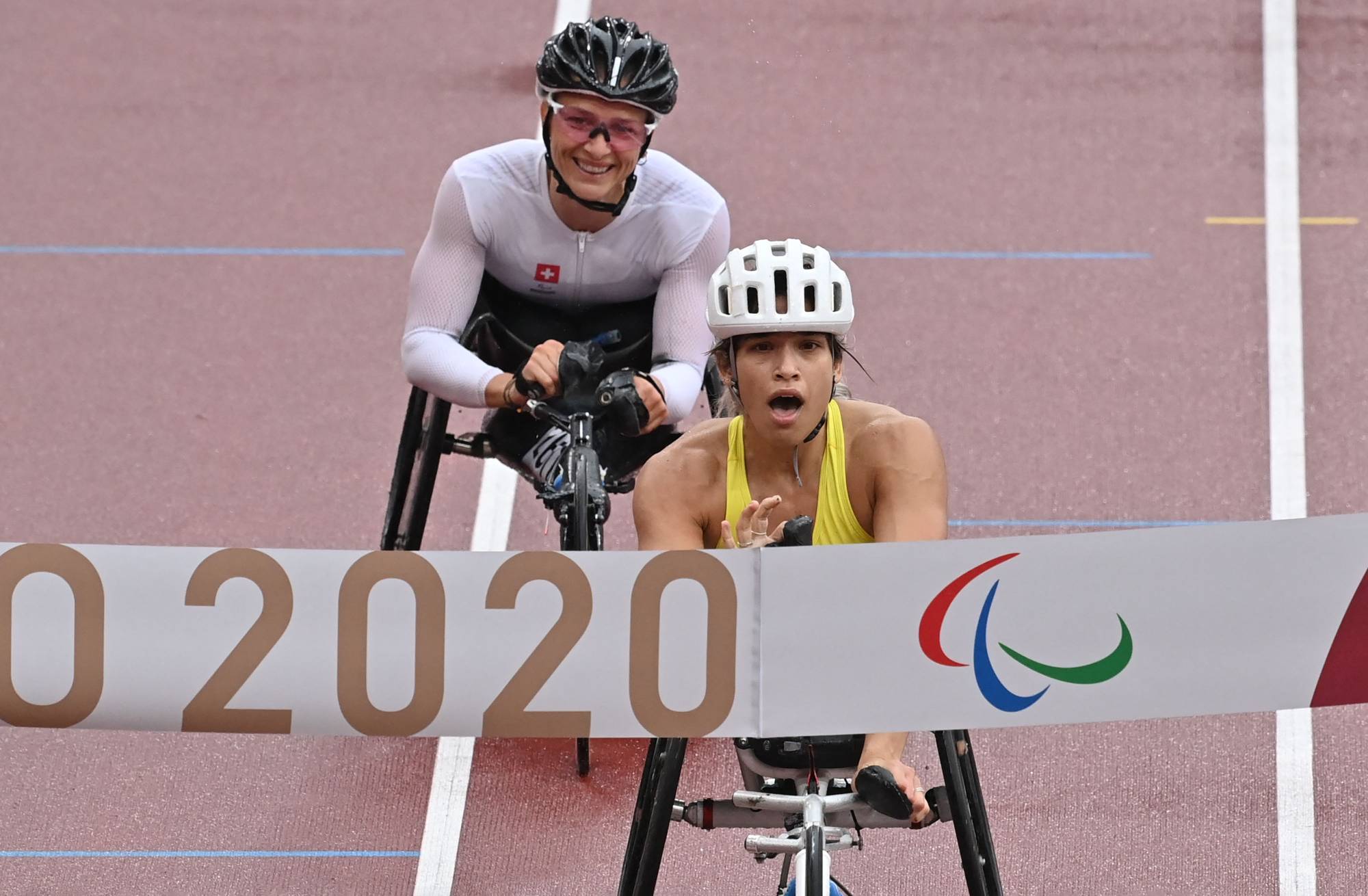 Australia's Madison de Rozario finishes ahead of Switzerland's Manuela Schaer to take gold in the women's T54 marathon. | AFP-JIJI