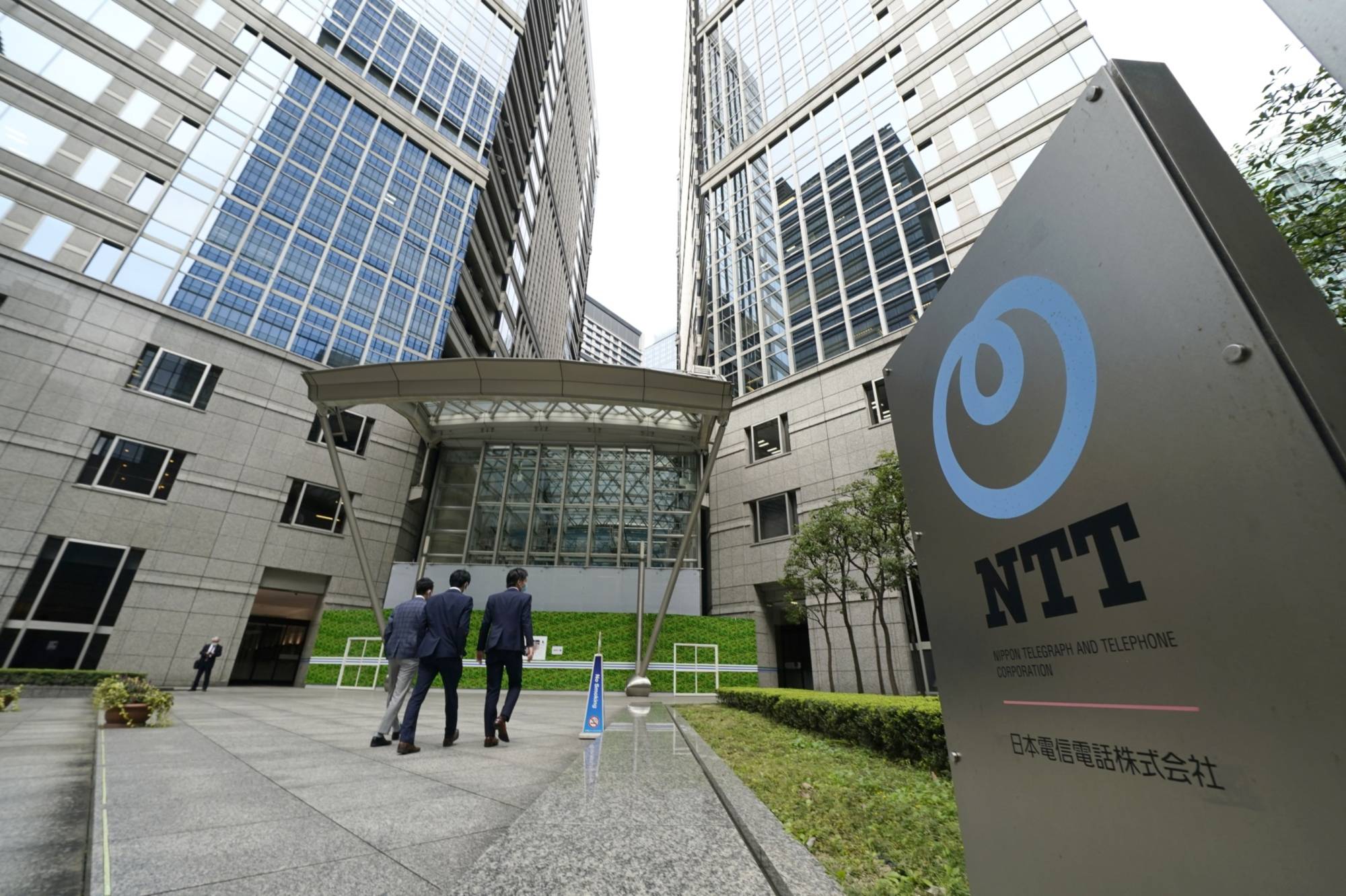 Shares in Nippon Telegraph & Telephone Corp. and KDDI Corp. continued to surge on Monday as traders digested the prospect of Prime Minister Yoshihide Suga’s potential replacements. | BLOOMBERG