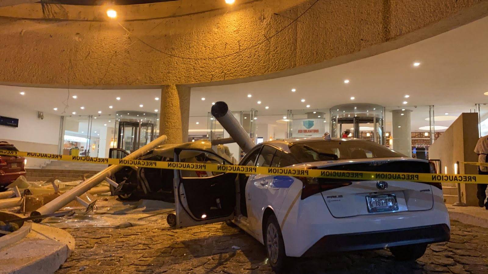 Damaged cars outside a hotel after a quake near Acapulco, Mexico, on Tuesday. | AFP-JIJI