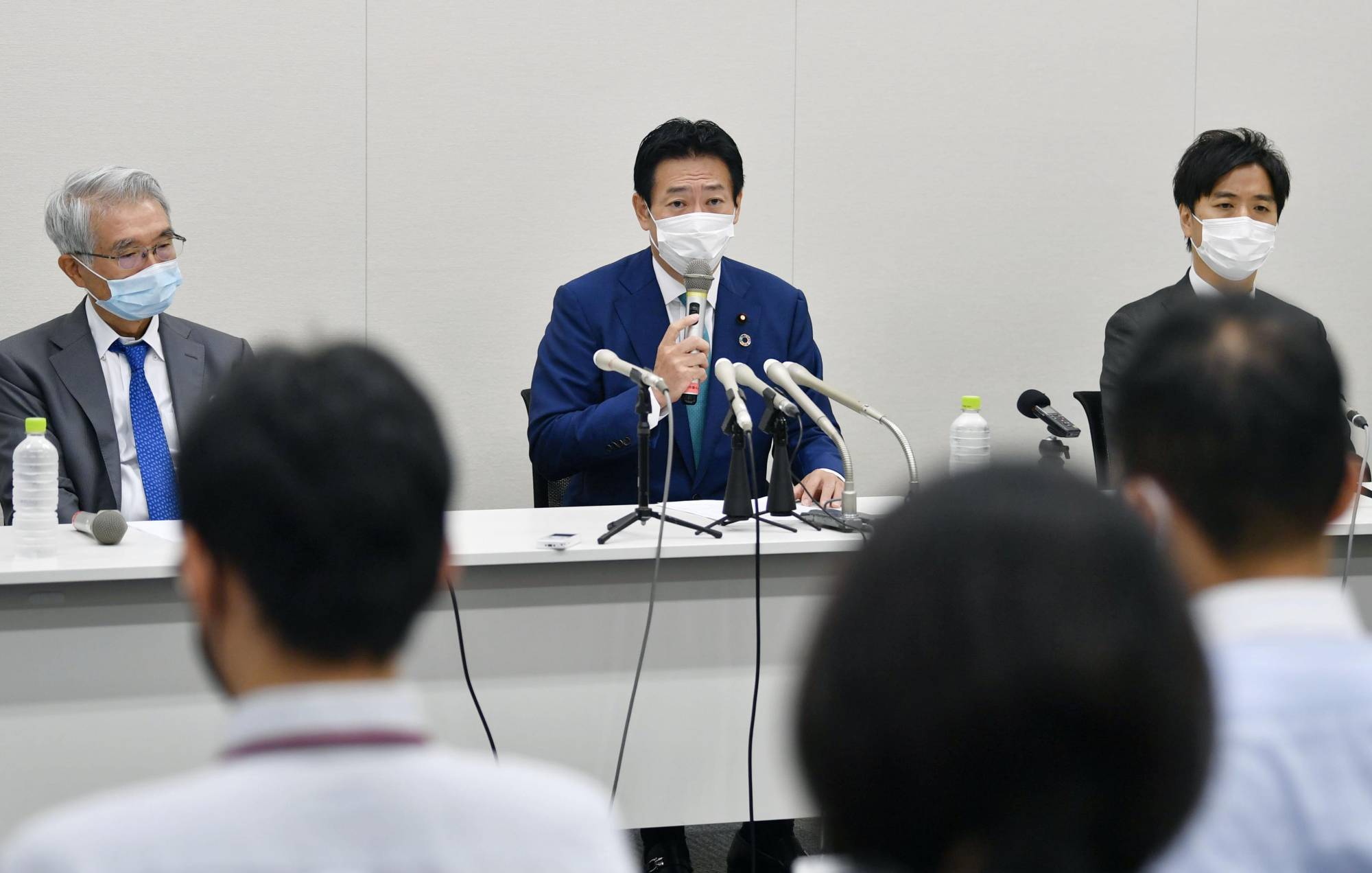 Tsukasa Akimoto (center) holds a news conference at the Diet in Tokyo on Thursday. | KYODO