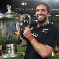Sam Whitelock holds the Bledisloe Cup after the second match between New Zealand and Australia at Eden Park in Auckland on Aug. 14. | AFP-JIJI
