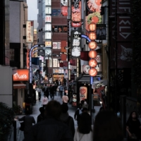 Bars and restaurants in Shinjuku during Tokyo\'s third state of emergency in April | BLOOMBERG