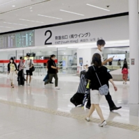 Passengers at Haneda airport on Aug. 14 | KYODO