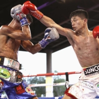 Junto Nakatani throws a bunch during his bout against Angel Acosta on Friday in Tuscon, Arizona.  | KYODO 
