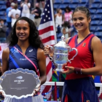 Winner Emma Raducanu (right) and runner-up Leylah Fernandez pose for photos following the women\'s final at the U.S. Open in New York on Saturday. | AFP-JIJI