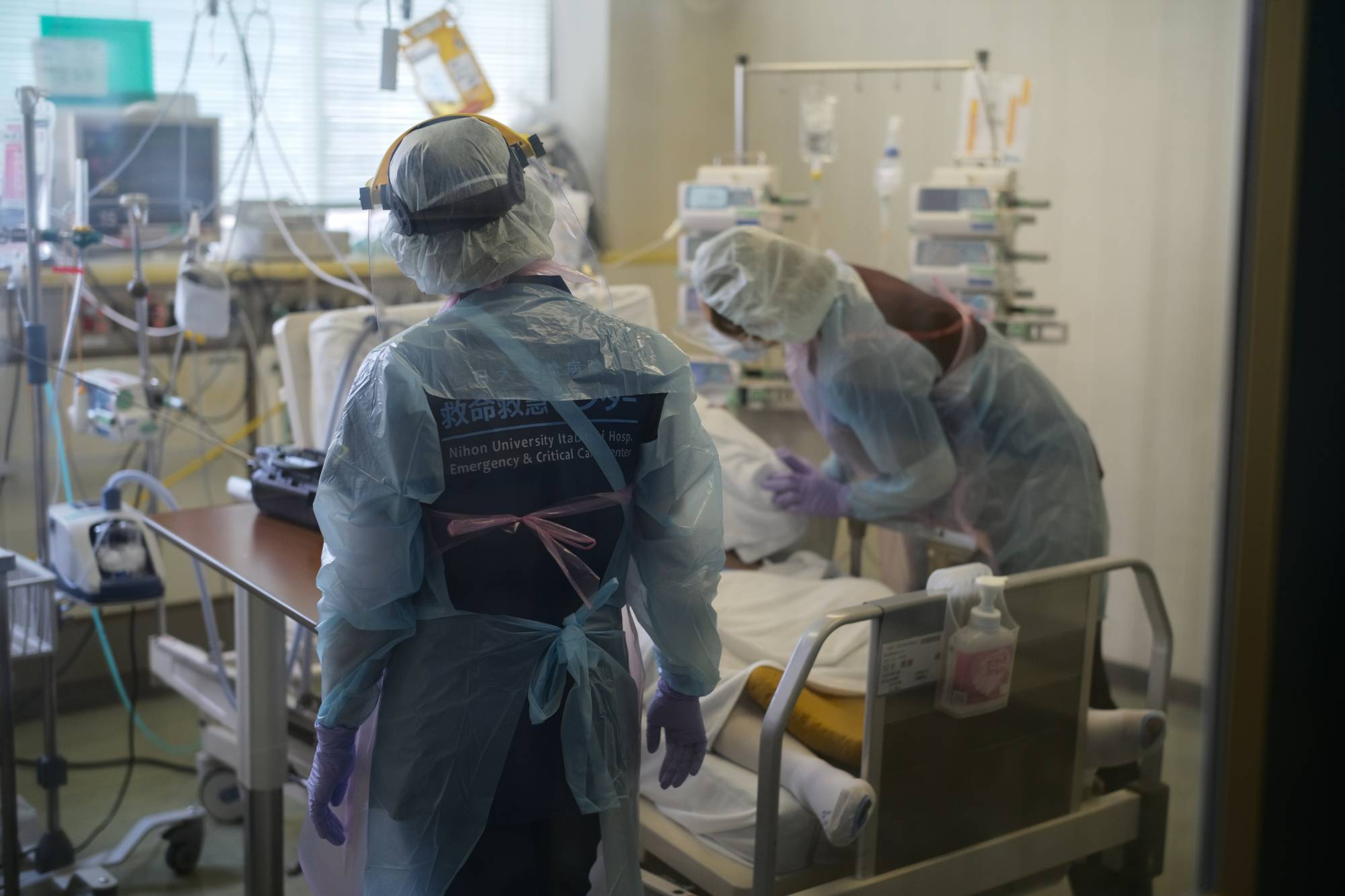 Nurses take care of a COVID-19 patient at Itabashi Hospital in Tokyo in July. | RYUSEI TAKAHASHI