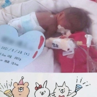 A birthday card a woman in Okinawa Prefecture received from the hospital after she gave birth to her 580-gram son prematurely in late August | THE OKINAWA TIMES
