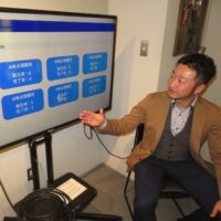 Prime Value President Ryoji Yoshida explains how the company\'s system facilitates the smooth delivery of food and daily necessities to evacuation centers during disasters. | KAHOKU SHIMPO
