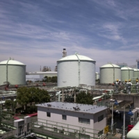 Liquefied natural gas (LNG) tanks in Yokohama | BLOOMBERG