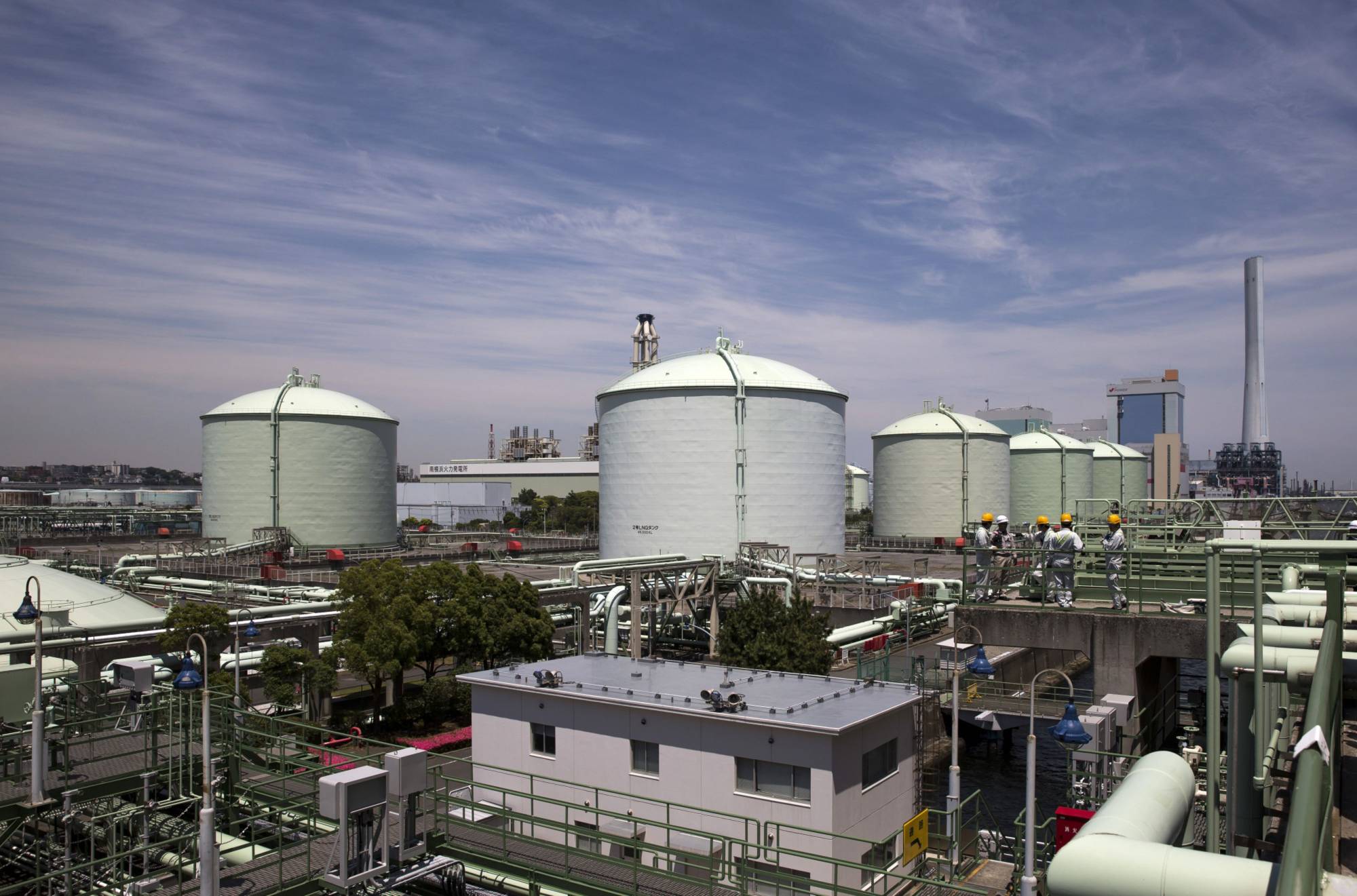 Liquefied natural gas (LNG) tanks in Yokohama | BLOOMBERG