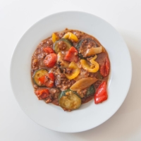 Packed with autumn vegetables such as eggplant, bell peppers and zucchini, this ratatouille is given a Japanese twist with a spicy meat sauce. | MAKIKO ITOH