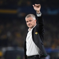 Manchester United manager Ole Gunnar Solskjaer waves following his team\'s Champions League match against Young Boys in Bern on Tuesday. | AFP-JIJI