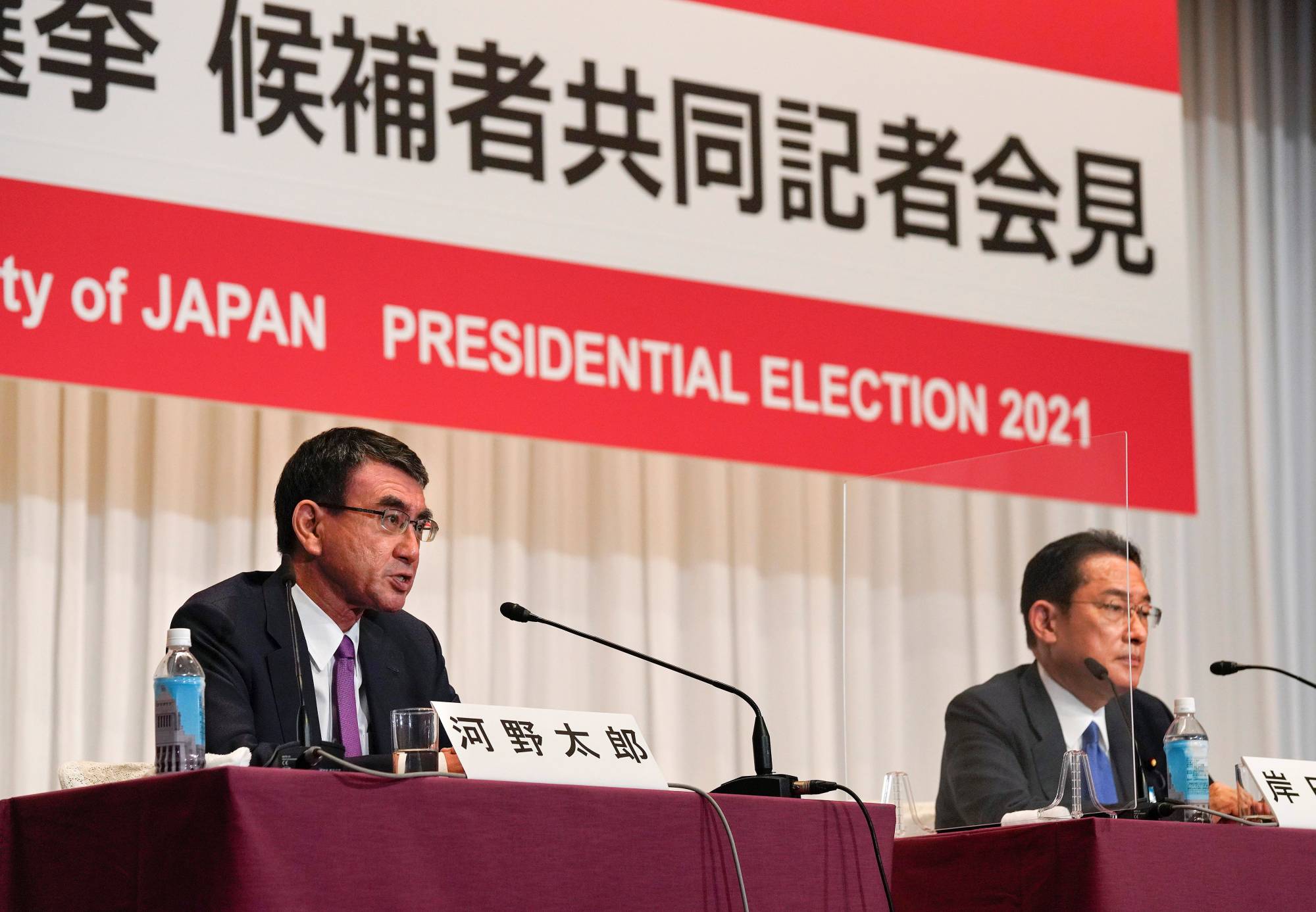 Taro Kono (left) speaks during a joint news conference for LDP leadership contenders alongside Fumio Kishida on Friday.  | POOL / VIA REUTERS