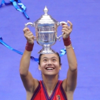 Emma Raducanu became the first British woman in 44 years to win a major tennis tournament when she beat Canada\'s Leylah Fernandez in this month\'s U.S. Open final. | AFP-JIJI