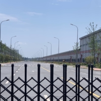 At Yinlong New Energy’s Nanjing factory, trash has piled up along its walls, while roads connecting buildings inside are deserted. | BLOOMBERG 
