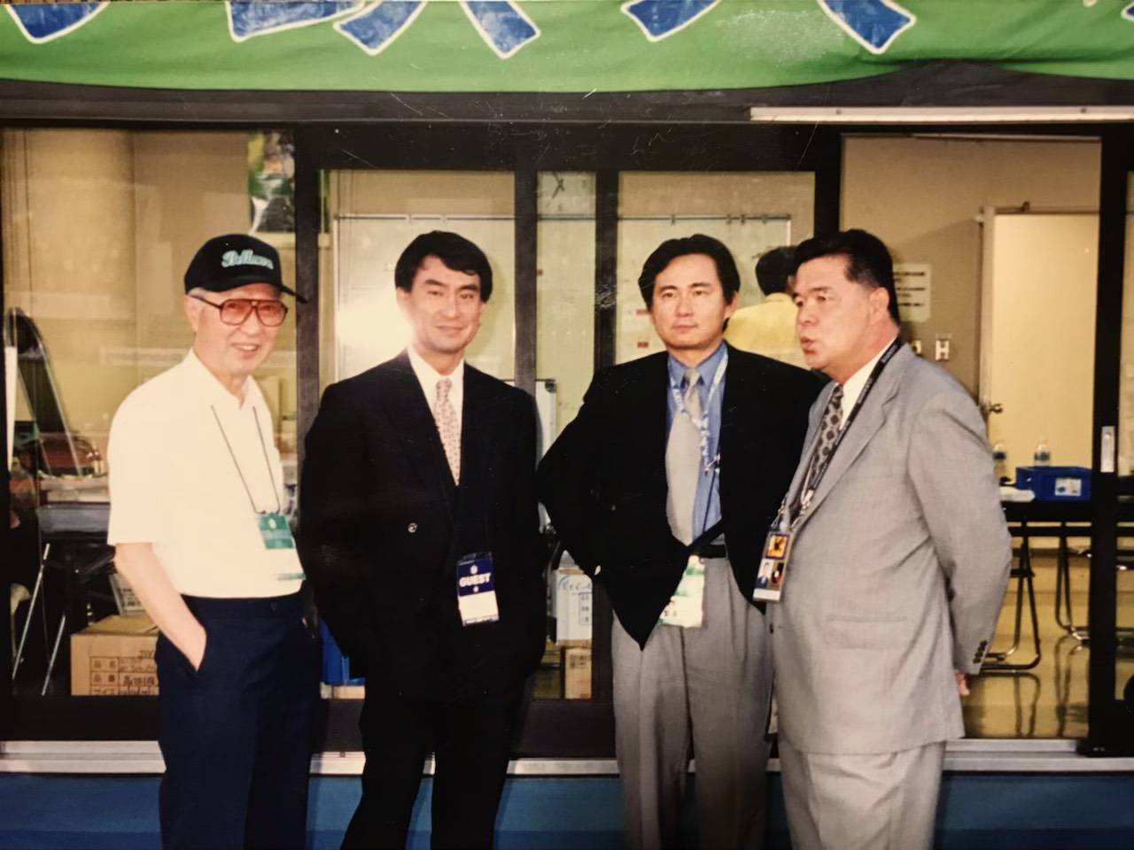 Taro Kono (second from left) and current Bellmare Chairman Kiyoshi Makabe (second from right) were instrumental in rescuing the club from crisis after the departure of parent company Fujita in late 1998. | Shonan Bellmare 