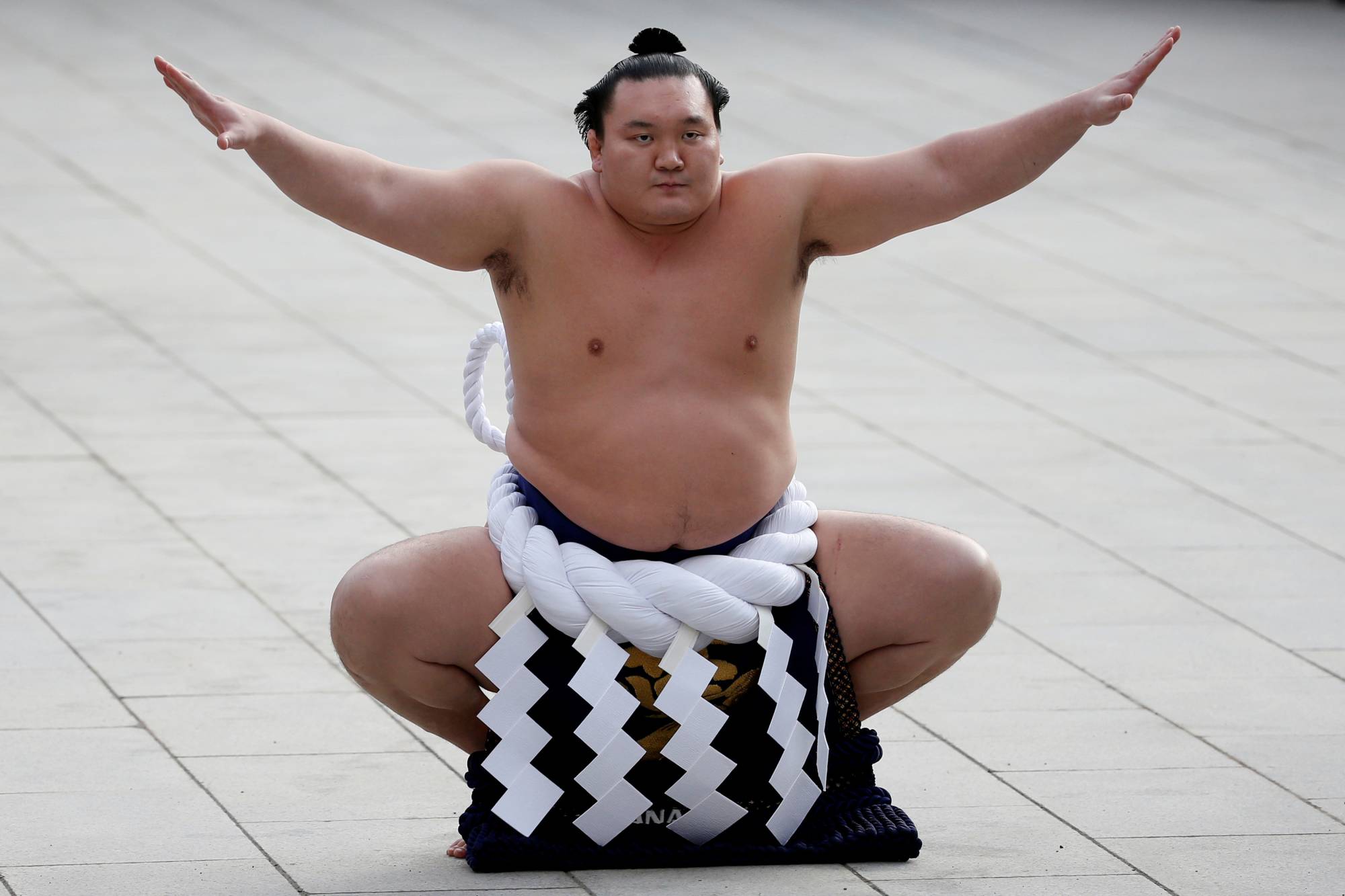 Mongolian-born yokozuna Hakuho performs a New Year's ring-entering rite at the annual celebration for the New Year at Meiji Shrine in Tokyo in January 2016. Hakuho, winner of a record 45 grand sumo tournament titles, has decided to call it a career, a source said Monday. | REUTERS