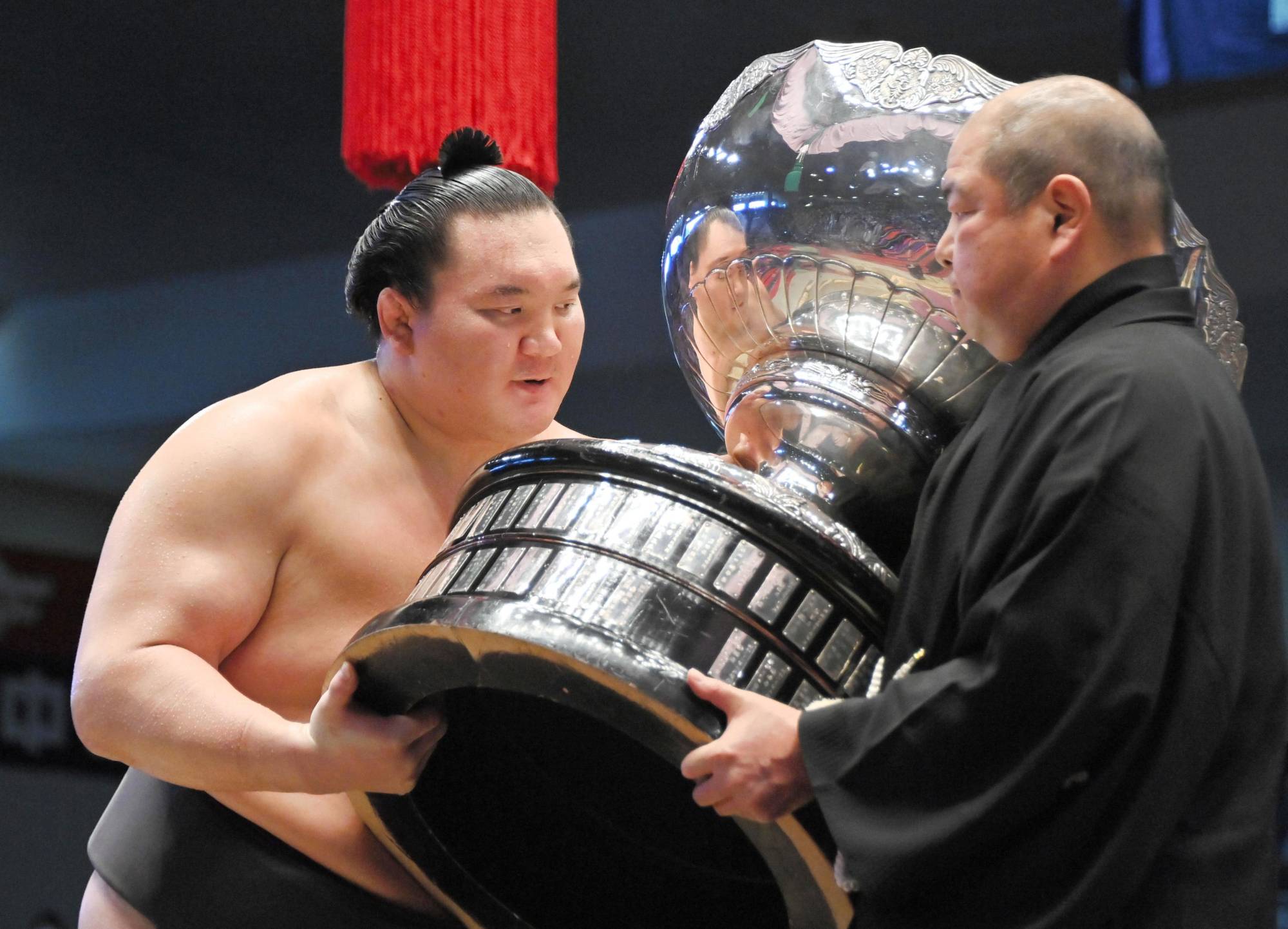 Hakuho accepts the Prime Minister's Cup from Japan Sumo Association Chairman Hakkaku after winning July's Nagoya Basho, his 45th and final title before retiring. | KYODO