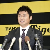 Veteran pitcher Kenichi Nakata, who was traded to Hanshin ahead of the 2020 season, is expected to retire this year. | KYODO