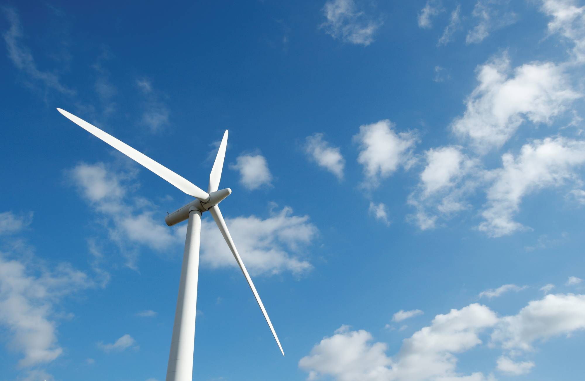 Scottish utility SSE plc will pay $208 million (¥23 billion) to take an 80% stake in a joint venture with Pacifico Energy to build offshore wind farms in Japan. | REUTERS