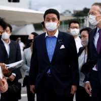 Defense Minister Nobuo Kishi (center), Peter van der Vliet, Netherlands\' ambassador to Japan and Rick Ongering, commanding officer of the Royal Netherlands Navy\'s HNLMS Evertsen frigate, visit the ship at the Maritime Self-Defense Force naval base in Yokosuka, Kanagawa Prefecture, on Sept. 6.  | POOL / VIA REUTERS