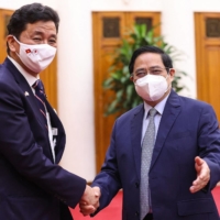 Japan\'s Defense Minister Nobuo Kishi (left) meets with Vietnamese Prime Minister Pham Minh Chinh in Hanoi on Sept. 12.   | VIETNAM NEWS AGENCY / VIA AFP-JIJI