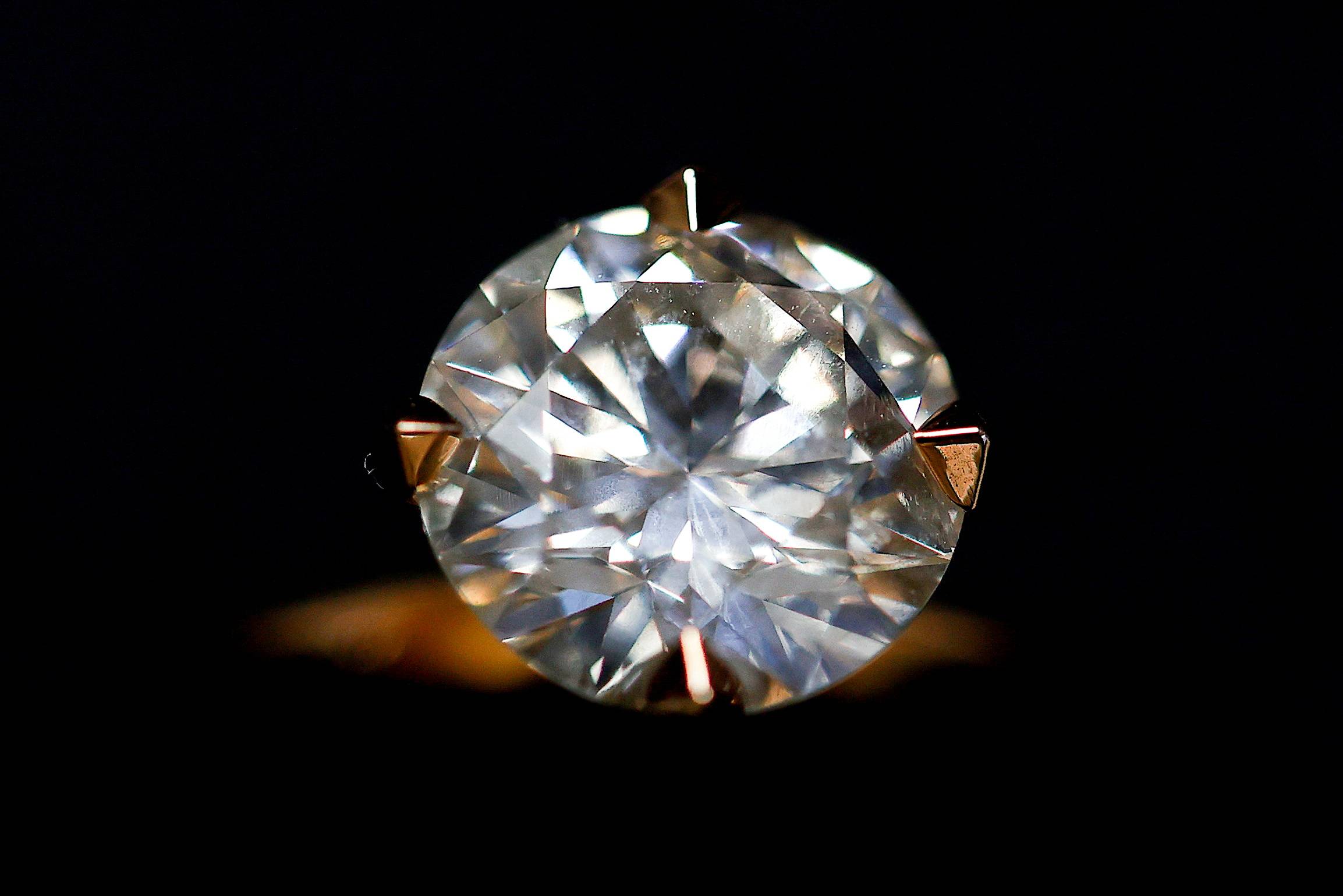 Diamonds made of carbon on sale