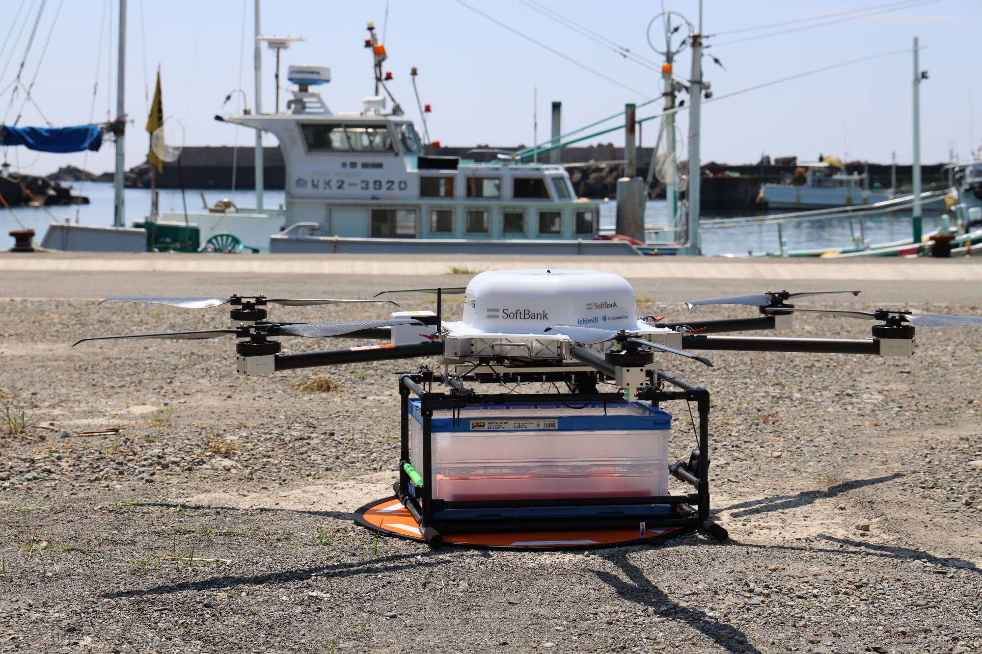 SoftBank Corp. has conducted demonstrations to transport fresh fish from the fishing port of Susami in Wakayama Prefecture to a roadside market 3 kilometers away. | Courtesy of SoftBank Corp. 