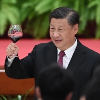 Chinese leader Xi Jinping raises his glass after a speech by Premier Li Keqiang at a reception at Beijing\'s Great Hall of the People on Sept. 30, a day before China\'s National Day. | AFP-JIJI